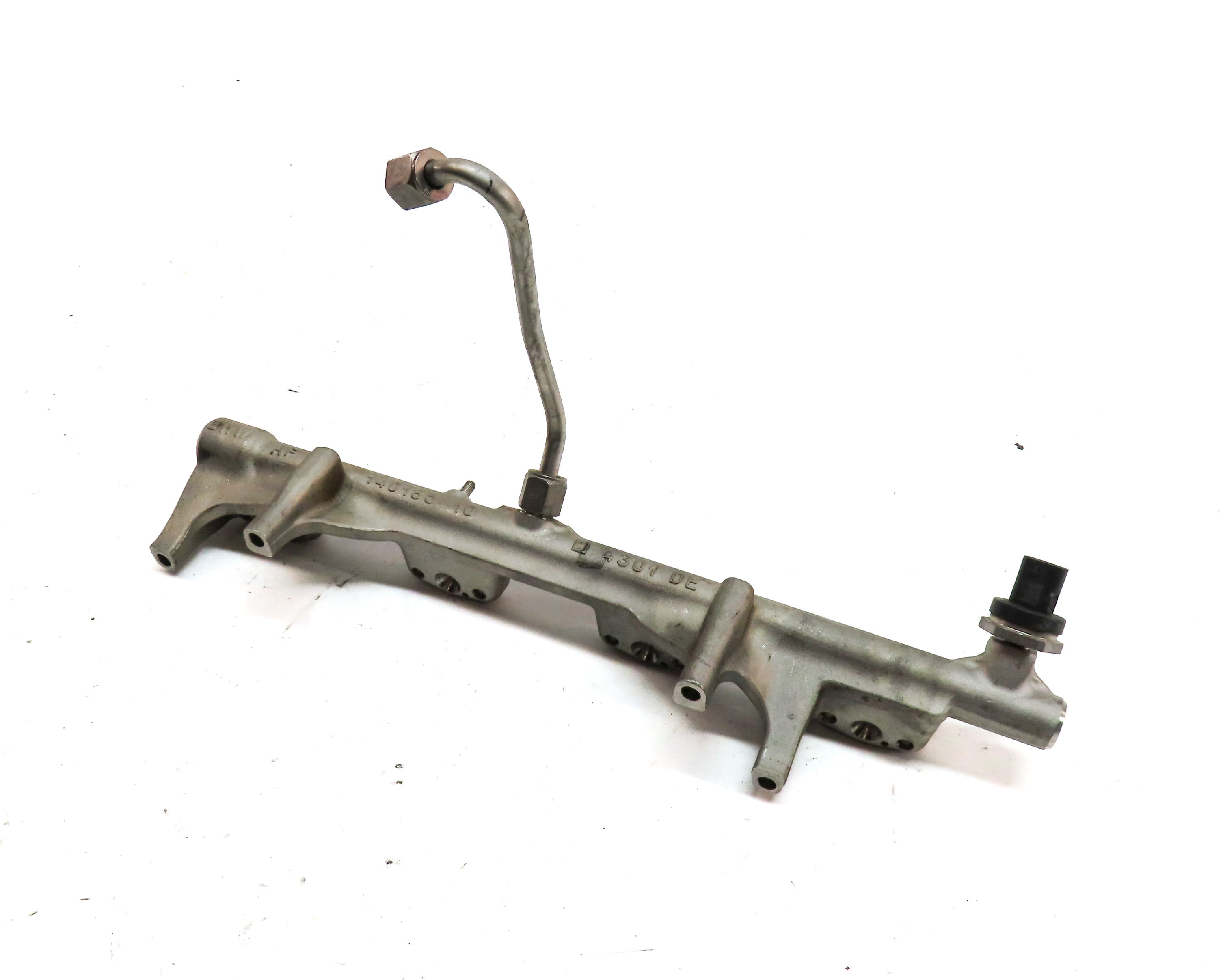 2017 BMW X1 (F48) 2.0L (B46) ENGINE MOTOR FUEL RAIL w/ LINE & PRESSURE SENSOR — exact item pictured